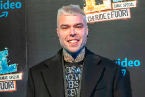 Infortunio alla caviglia per Fedez: l'immagine preoccupa i fan