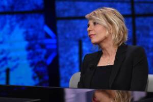 L’eleganza super costosa di Maria De Filippi: il prezzo del look è da urlo