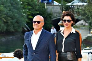 Luca Zingaretti e l&#8217;amore con Luisa Ranieri: &#8220;Si lavora a turno per la famiglia&#8221;