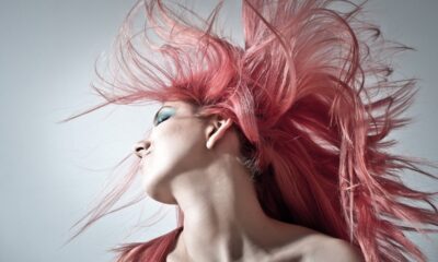 Ragazza con capelli rosa che balla
