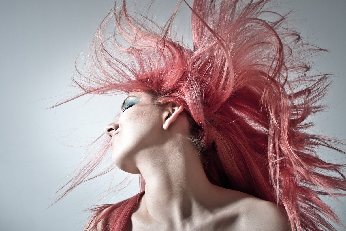 Ragazza con capelli rosa che balla