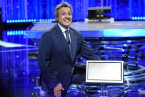 Flavio Insinna dice addio alla Rai e passa a La7: i dettagli del contratto