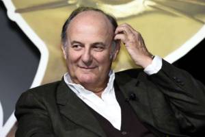 Gerry Scotti manda una frecciatina ad Amadeus: "Si goda i soldi che gli danno"