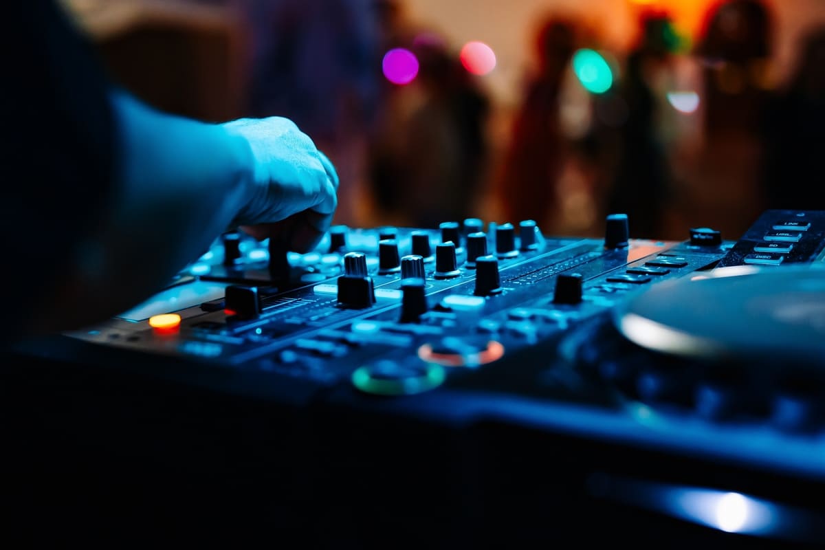 Lutto nel mondo della musica: morto il celebre dj