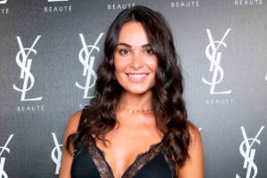 Vittoria Deganello senza reggiseno, gli haters non perdonano: "Sei una mamma"