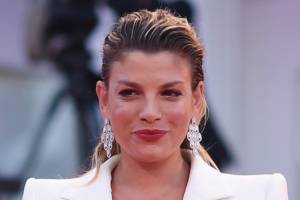 Emma sbotta: "Non mi faccio dire da 4 ignoranti come mi devo vestire"