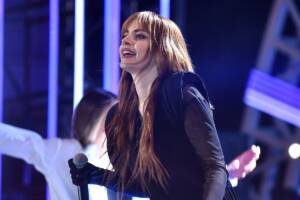 Annalisa ferma il concerto per soccorrere una fan: il video virale