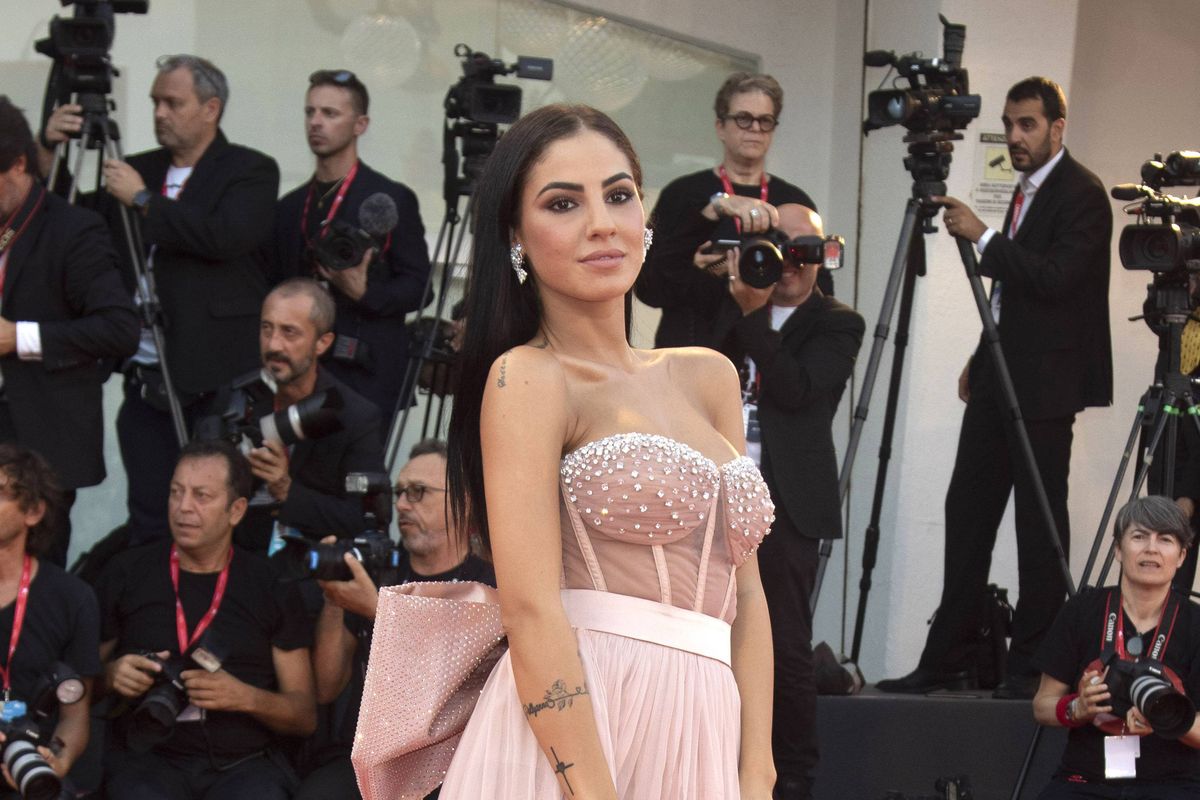 Giulia De Lellis stroncata sui social per l'abito indossato: si vede tutto