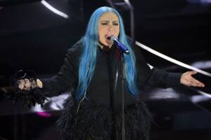 Loredana Bertè presa di mira da un hater: la replica con... gestaccio