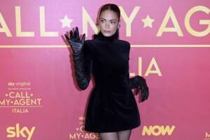 Elodie esplosiva: la foto in topless allo specchio fa impazzire il web