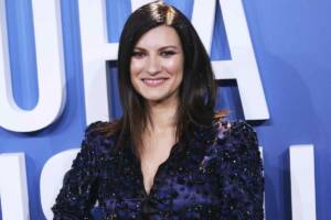 Laura Pausini, sorpresa ai fan: viaggia con loro su un bus scoperto