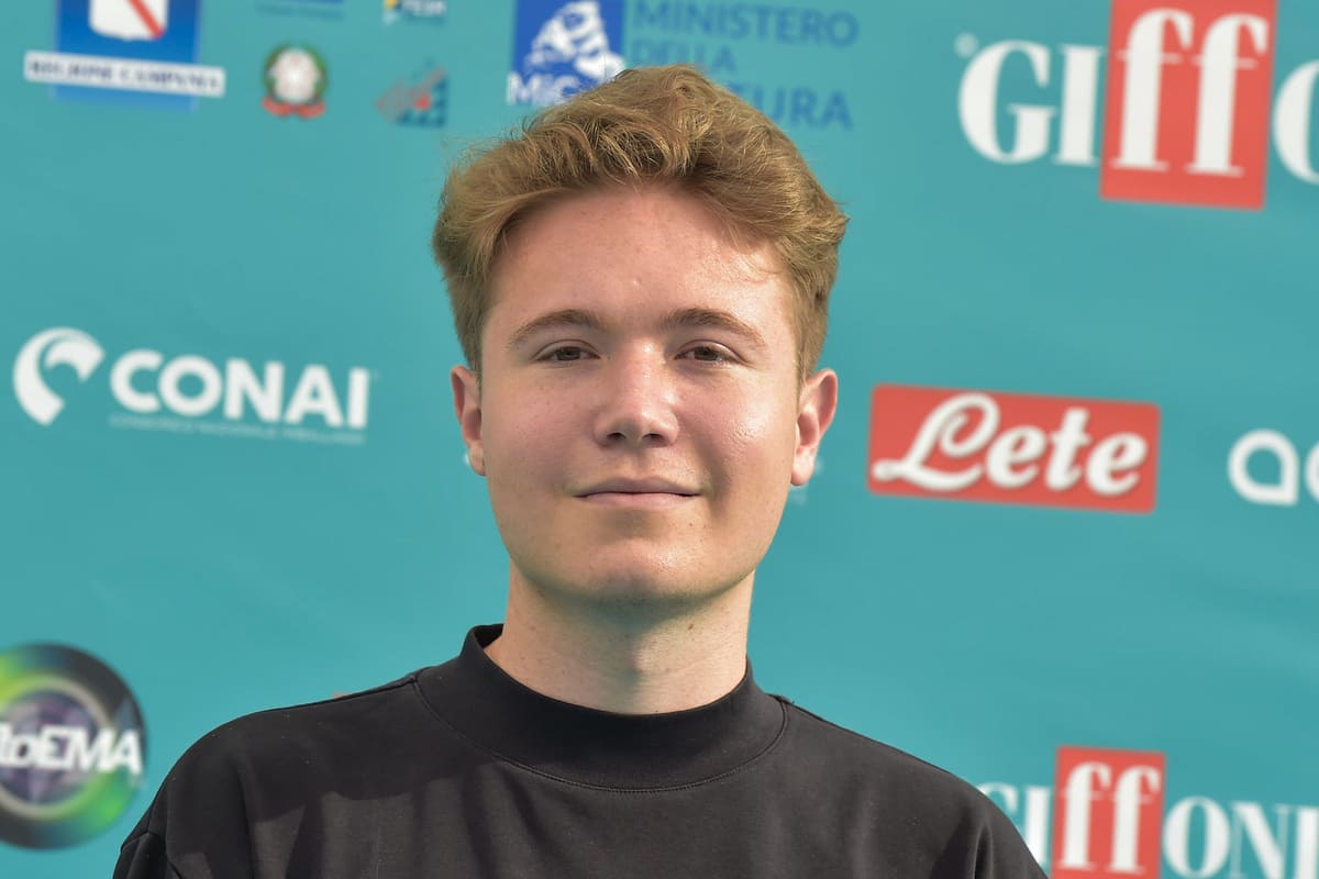 Alfa, vicine furiose per il troppo rumore: il cantante si fa perdonare