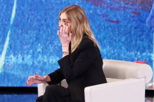 Chiara Ferragni: pizzicata dai paparazzi in giro per Milano sempre più abbattuta