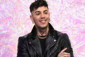 Emis Killa nei guai: casa perquisita dalla Polizia che trova armi e contanti (40mila euro)