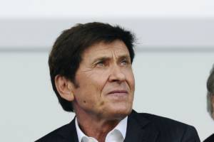 Gianni Morandi inedito: festeggia la laurea di uno sconosciuto in strada. Il video