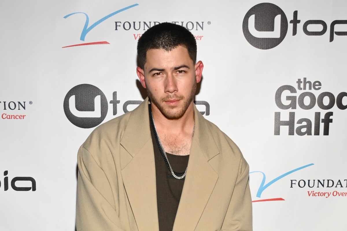 Nick Jonas terrorizzato: scappa via dal palco a game levate