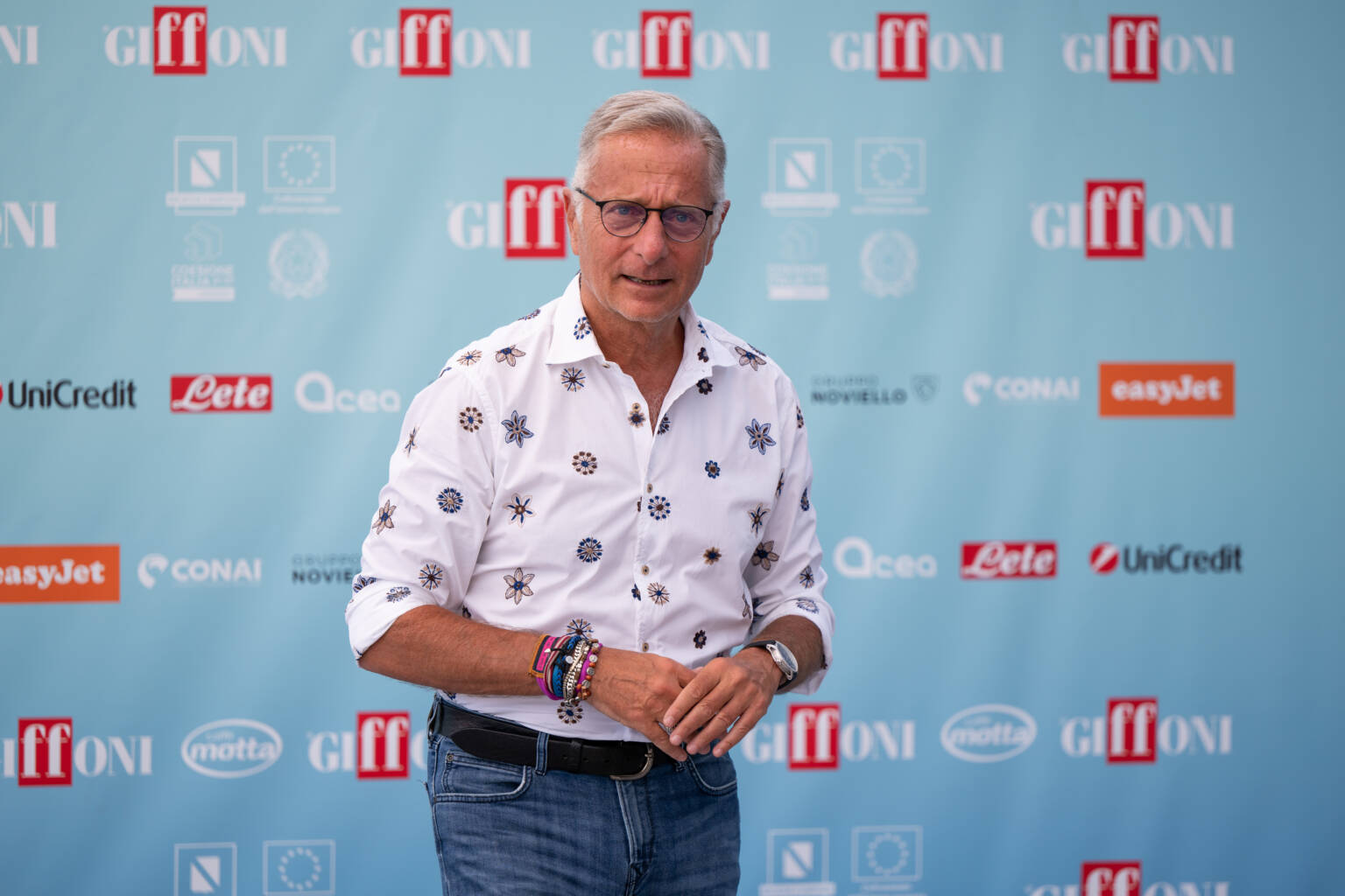 Paolo Bonolis in un locale con una ex Temptation Island: lo scatto virale