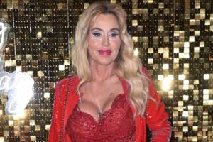 "Valeria Marini sembra la strega di Biancaneve": la gaffe in diretta tv