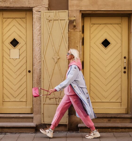 Ragazza cammina sneakers borsa outfit rosa