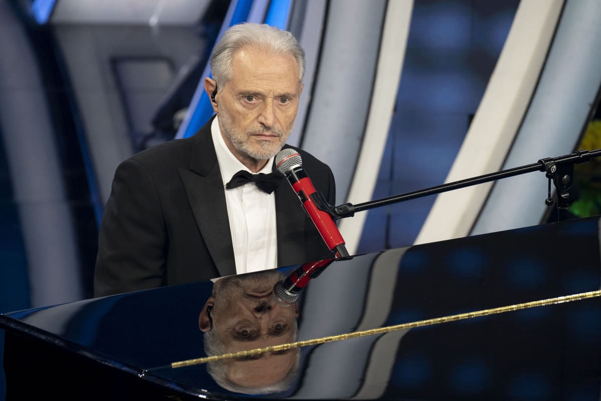 Amedeo Minghi, incidente sul palco: si è visto tutto