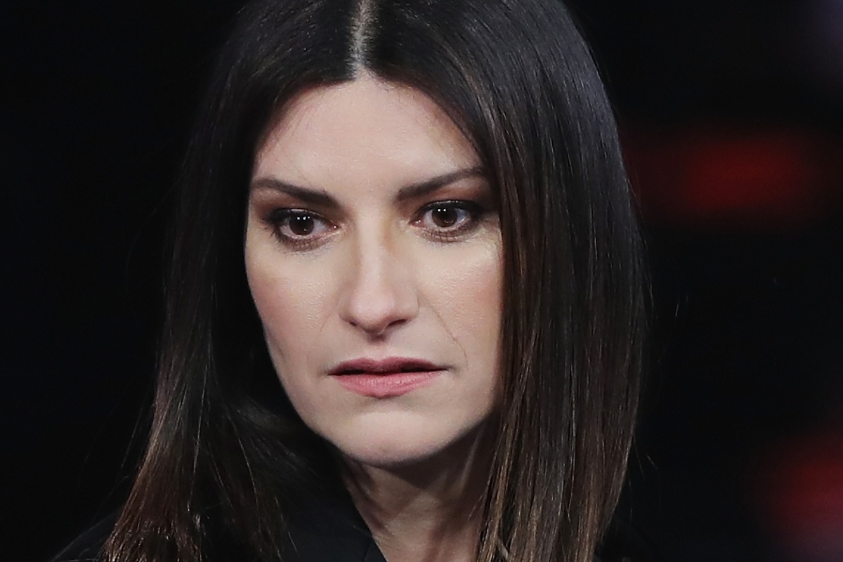 Laura Pausini cade dalle scale: paura per la cantante