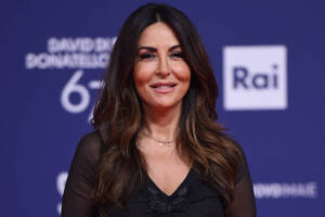 Sabrina Ferilli, look da capogiro: la borsa ha un prezzo strepitoso!