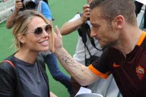 Totti e Ilary in Tribunale: il gesto shock davanti a tutti