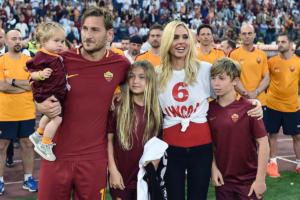 Totti nei guai: la figlia lasciata con la portinaia (non con la babysitter)