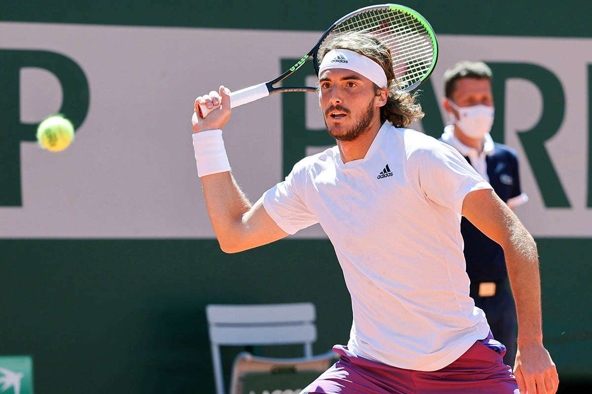 Stefanos Tsitsipas preoccupa i fan: il video con l'Aston Martin a 276 km/h