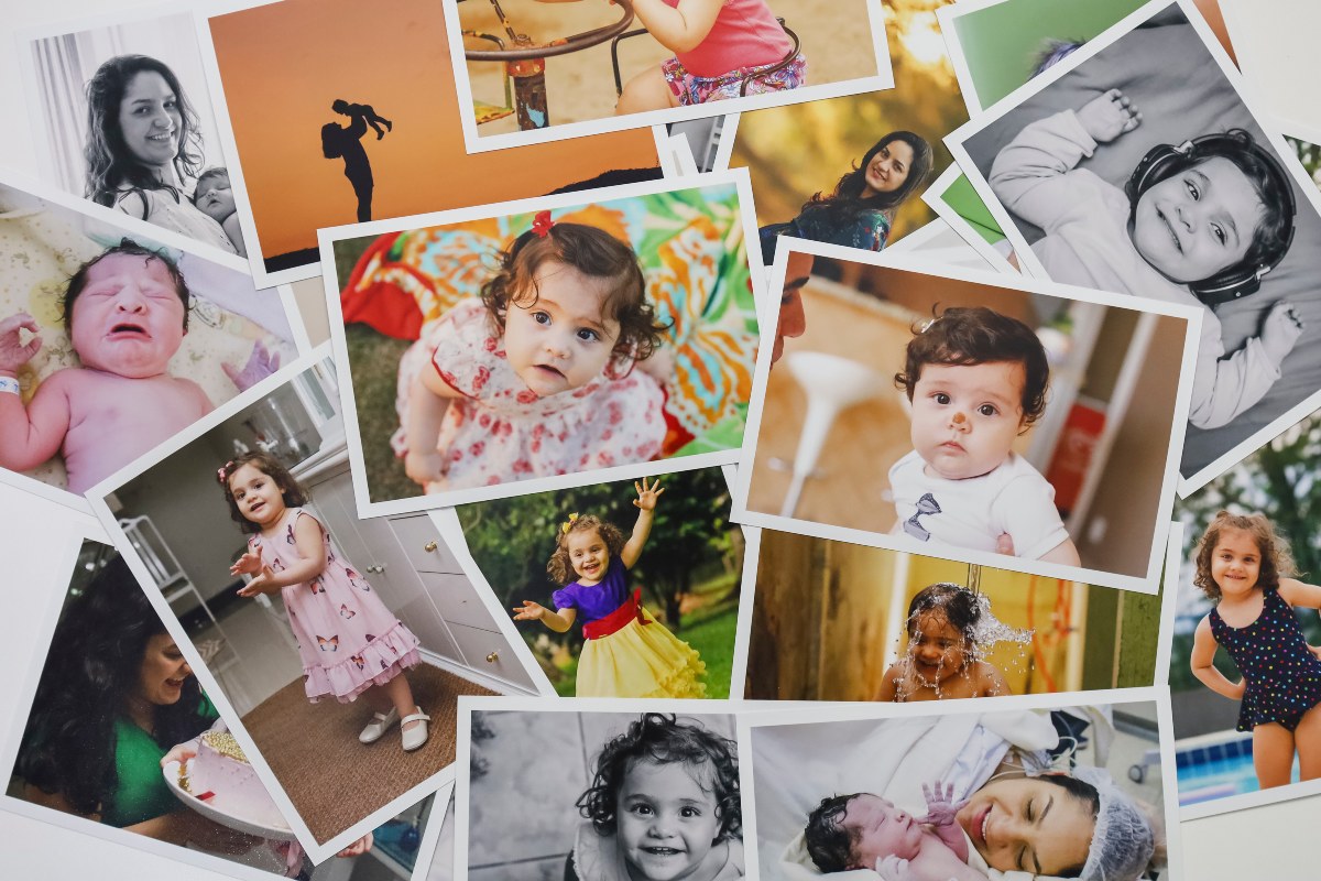 Fotografie stampate dei primi anni di una bambina