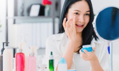 Ragazza applica prodotti skincare sul viso