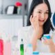 Ragazza applica prodotti skincare sul viso