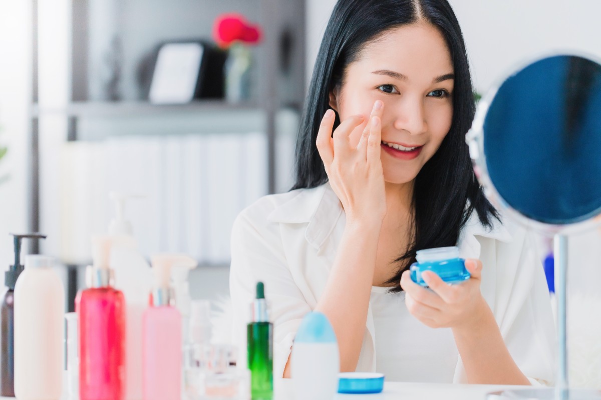 Ragazza applica prodotti skincare sul viso