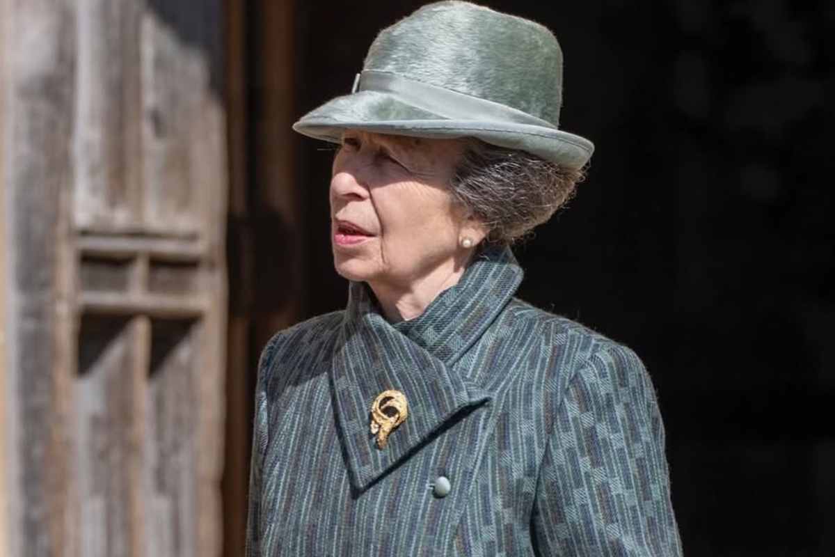 Re Carlo sorella Anna, lo scandalo della minigonna. “Gambe favolose”. Caos a Buckingham Palace