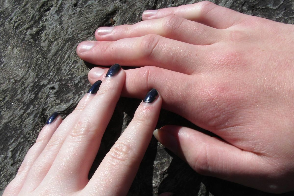 Applicazione di uno smalto nero.